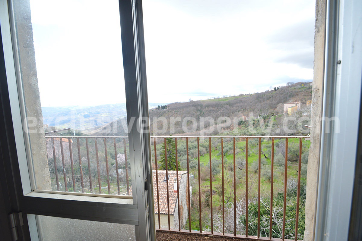 Spacious stone house of 270 sq m with cellars for sale in Molise