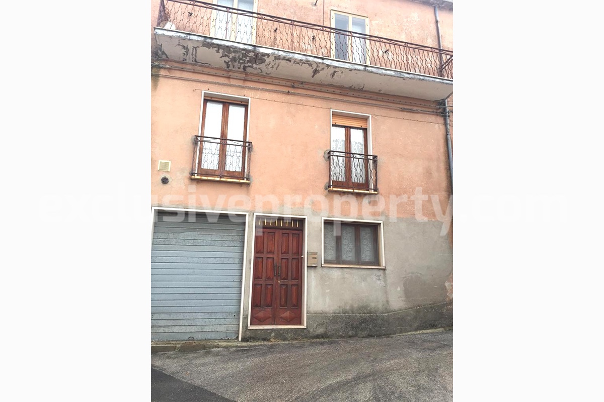 Large town house with garage for sale in Italy - Molise - Roccavivara