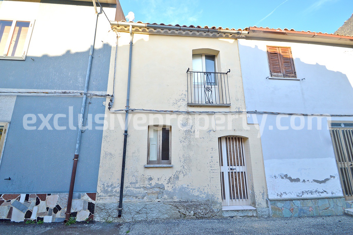 Town house with new roof for sale in the Abruzzo Region - Italy 1