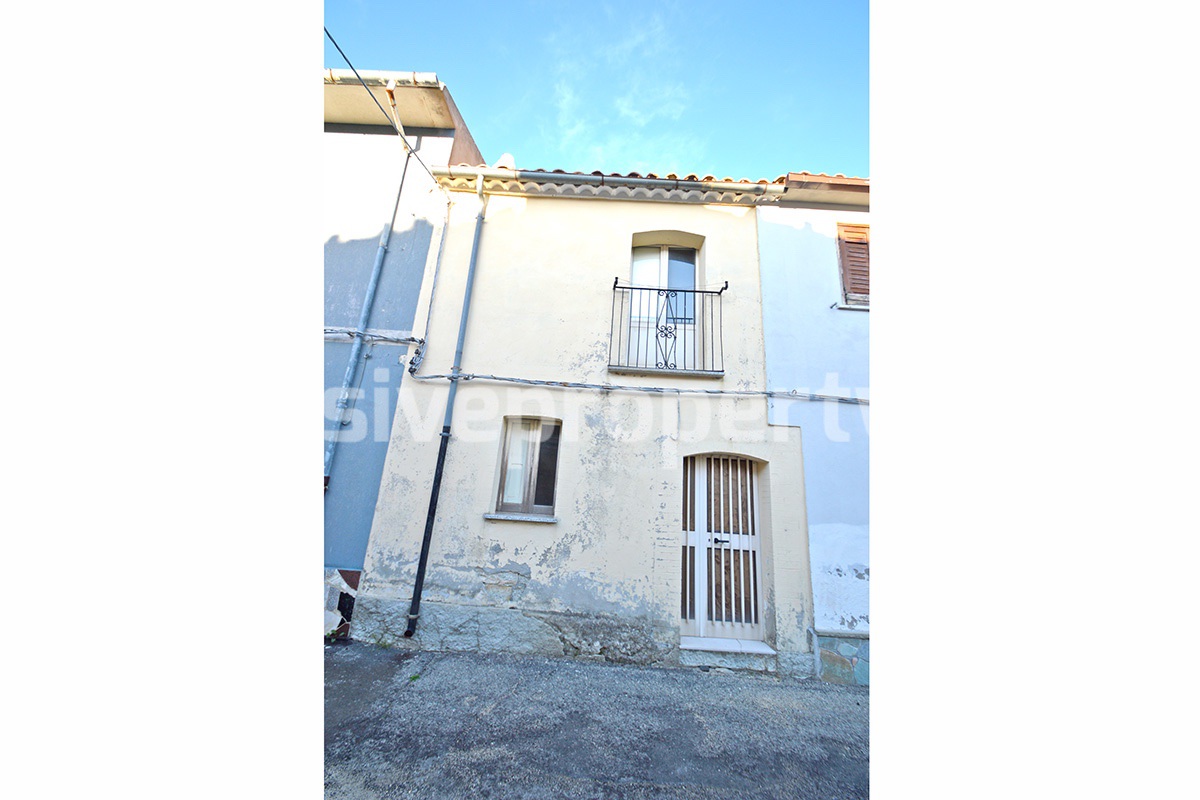 Town house with new roof for sale in the Abruzzo Region - Italy 2