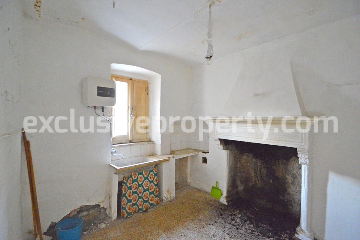 Town house with new roof for sale in the Abruzzo Region - Italy 3
