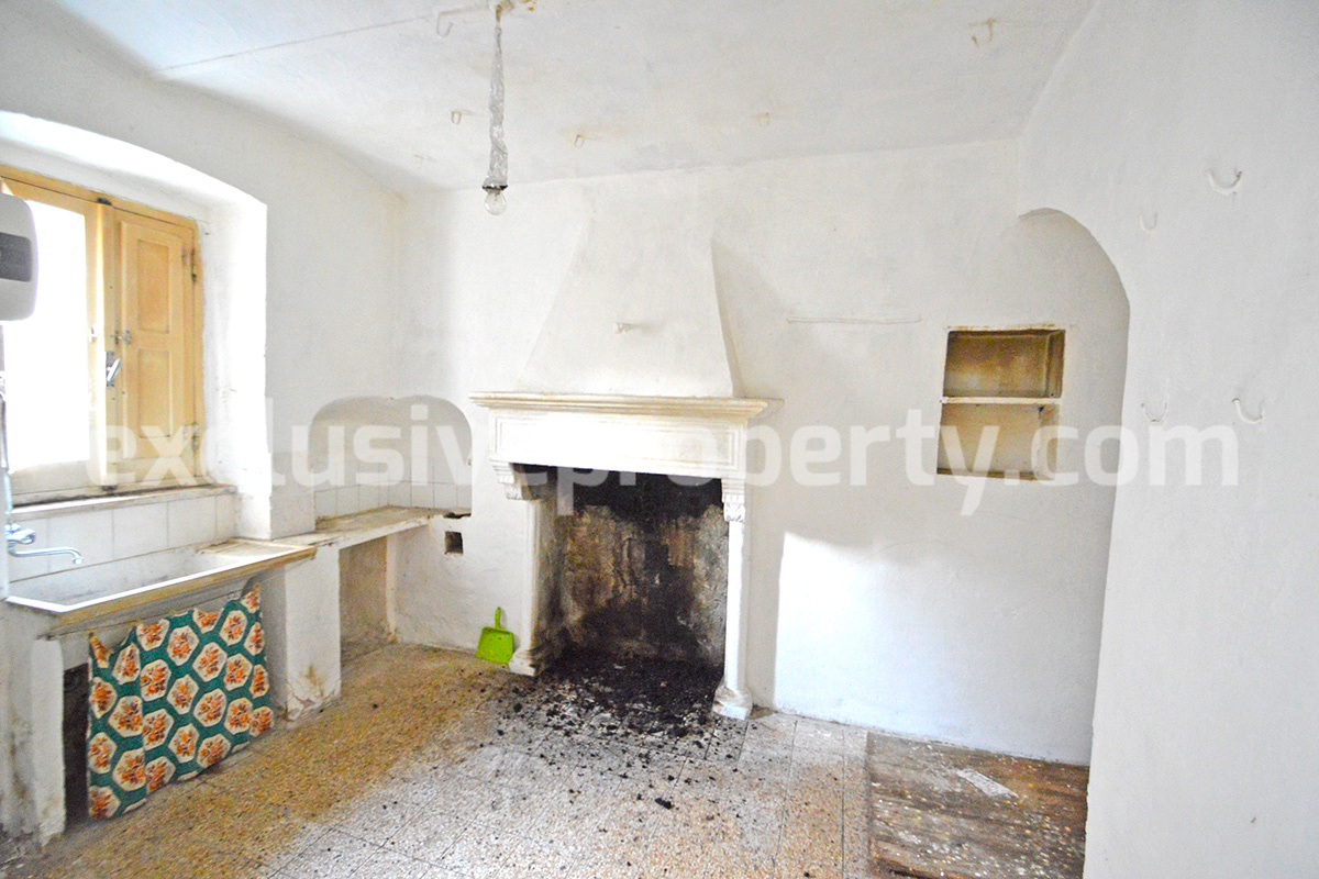 Town house with new roof for sale in the Abruzzo Region - Italy 4