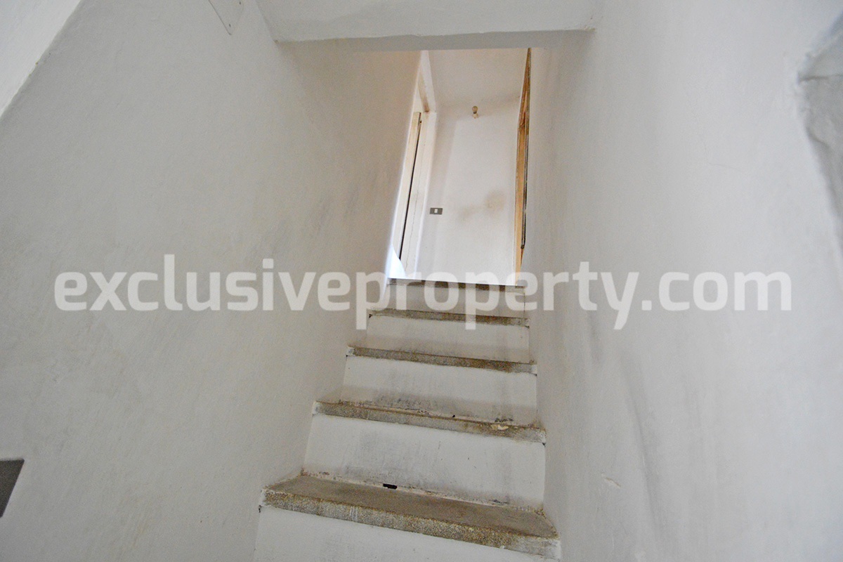Town house with new roof for sale in the Abruzzo Region - Italy 7