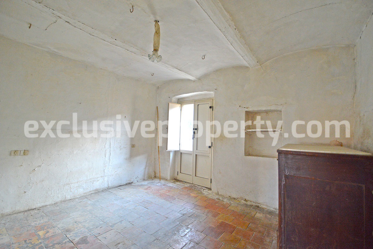 Town house with new roof for sale in the Abruzzo Region - Italy 9
