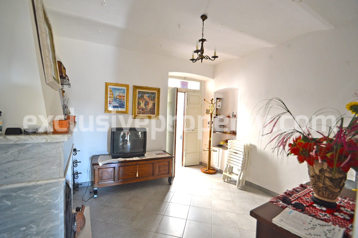 Spacious ancient stone house for sale in Abruzzo Region - Italy