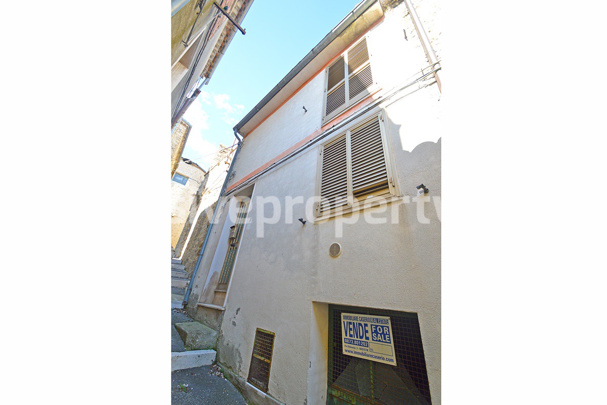 Renovated town house with cellar for sale in Fraine - Abruzzo hill between