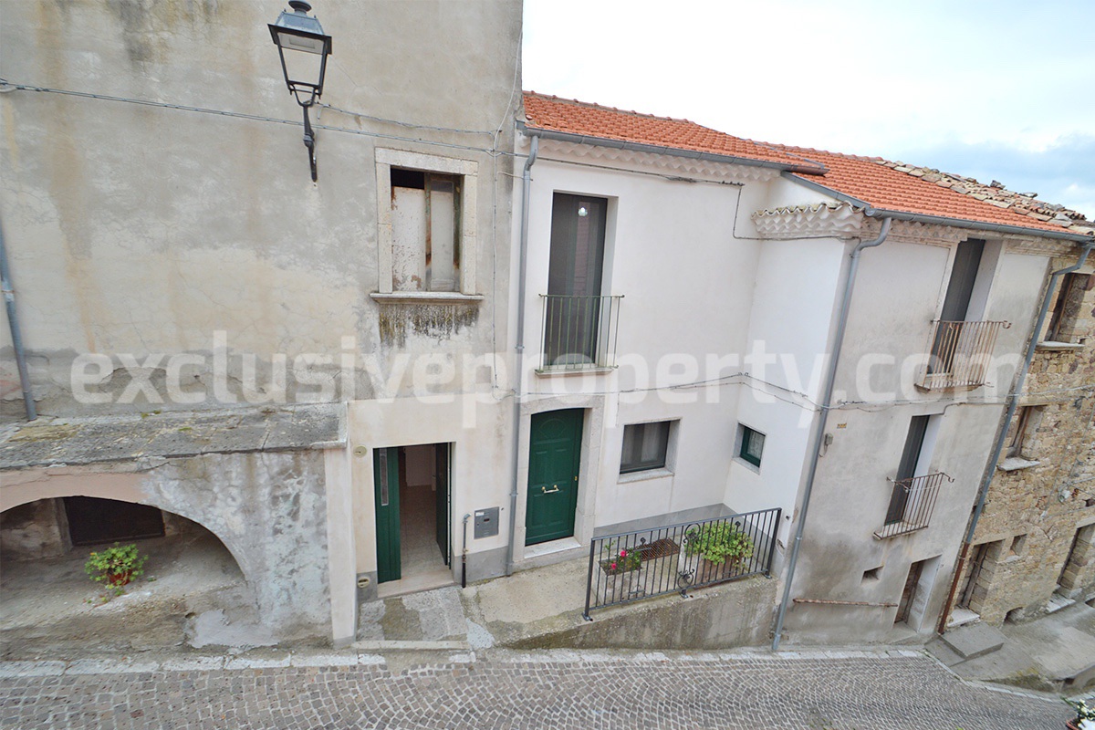 Cheap stone house - ready to move - with panoramic view for sale in Molise - Italy - Castelbottaccio