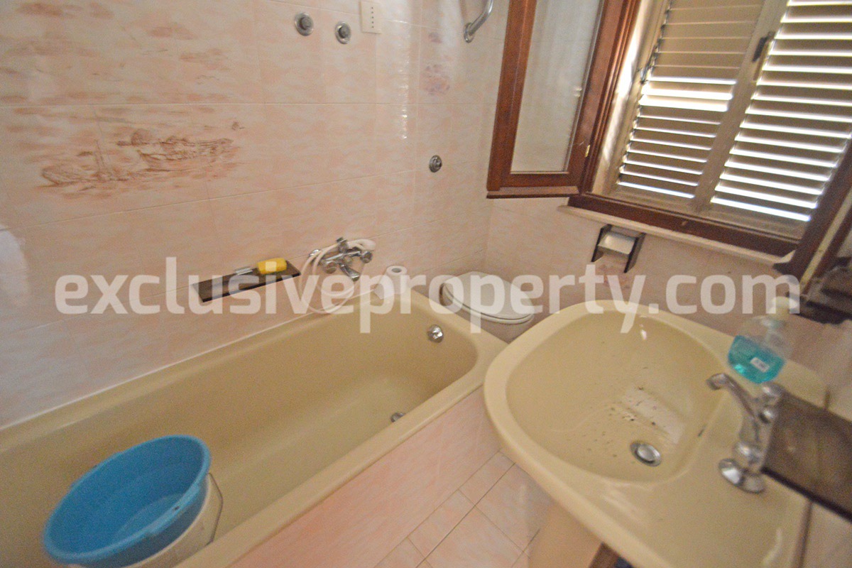 Renovated town house with cellar for sale in Fraine - Abruzzo hill between