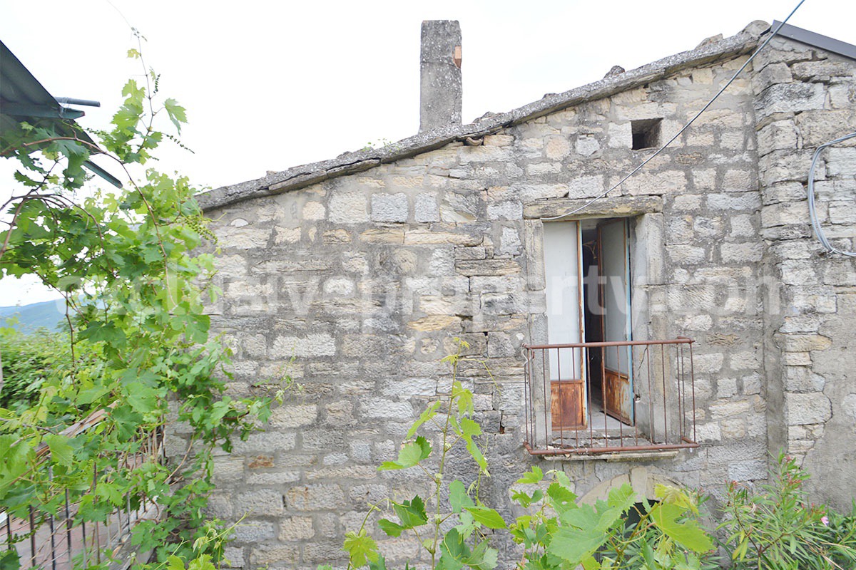 House to renovate but with good structure with terrace - garden and stone outbuilding for sale in Abruzzo