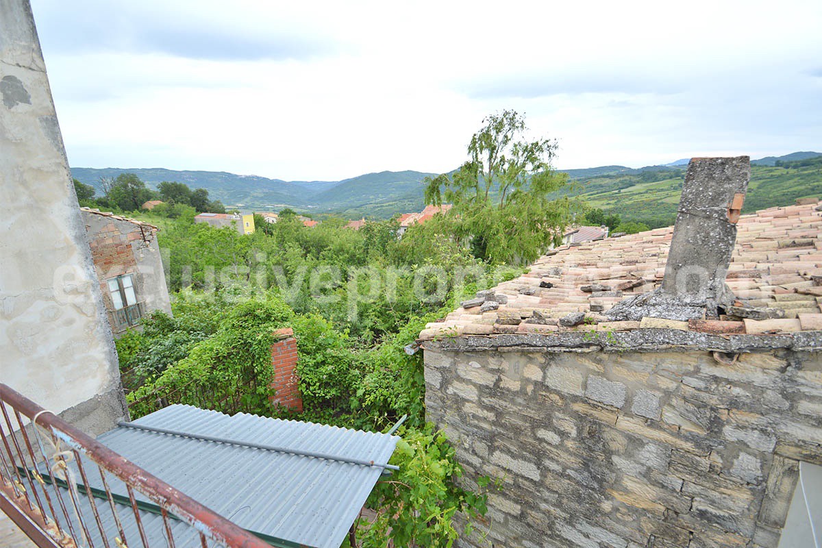 House to renovate but with good structure with terrace - garden and stone outbuilding for sale in Abruzzo