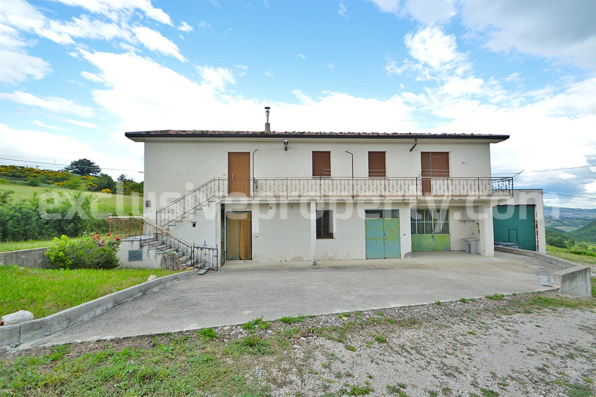 Large country house with land and garage for sale in the Abruzzo Region