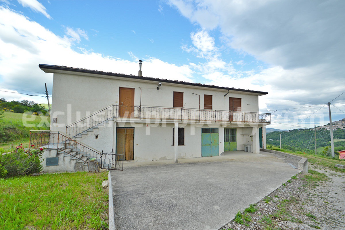 Large country house with land and garage for sale in the Abruzzo Region