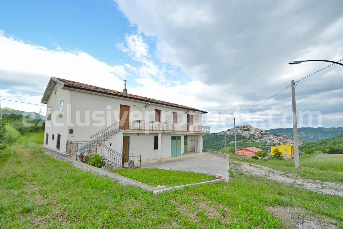 Large country house with land and garage for sale in the Abruzzo Region