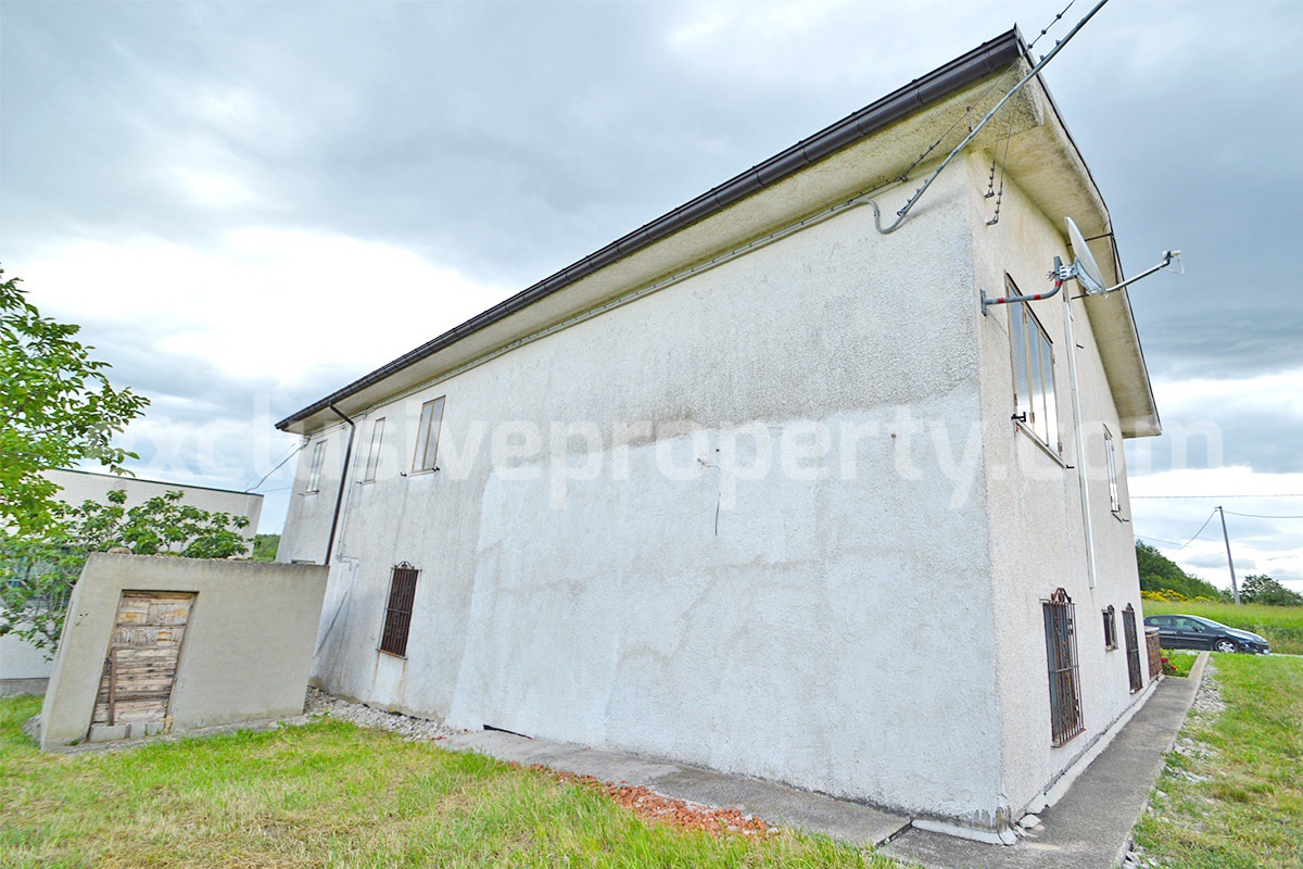 Large country house with land and garage for sale in the Abruzzo Region