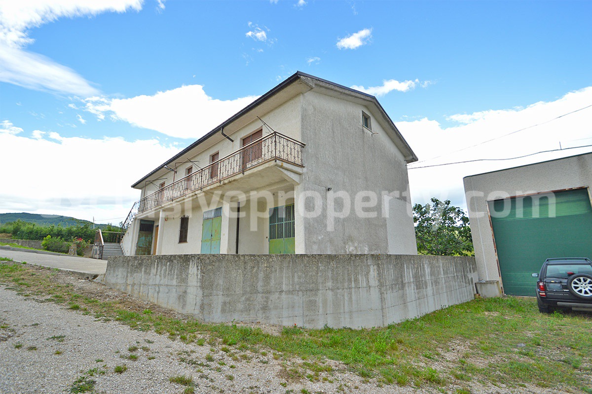 Large country house with land and garage for sale in the Abruzzo Region