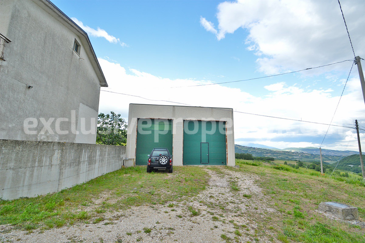 Large country house with land and garage for sale in the Abruzzo Region