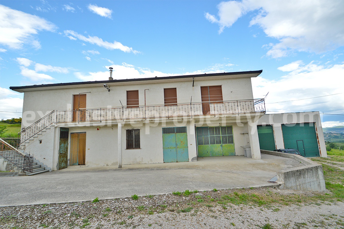 Large country house with land and garage for sale in the Abruzzo Region