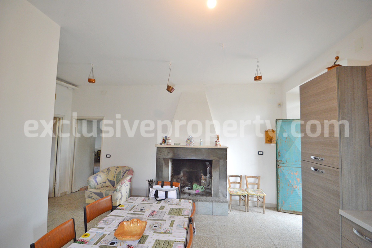 Large country house with land and garage for sale in the Abruzzo Region