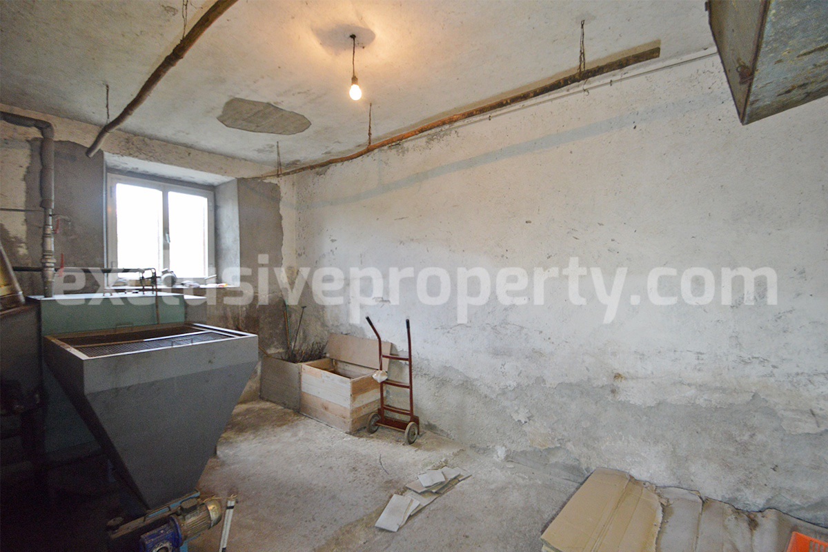 Large country house with land and garage for sale in the Abruzzo Region