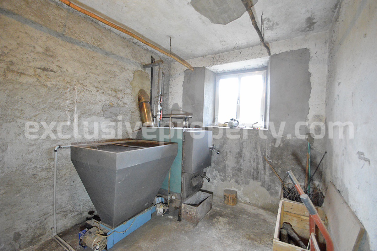 Large country house with land and garage for sale in the Abruzzo Region