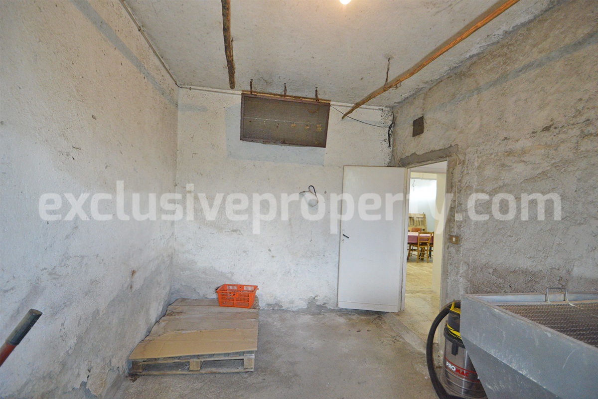 Large country house with land and garage for sale in the Abruzzo Region