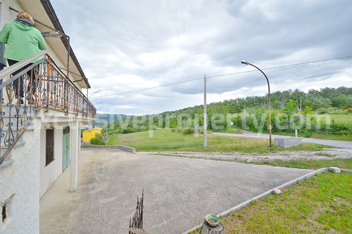 Large country house with land and garage for sale in the Abruzzo Region