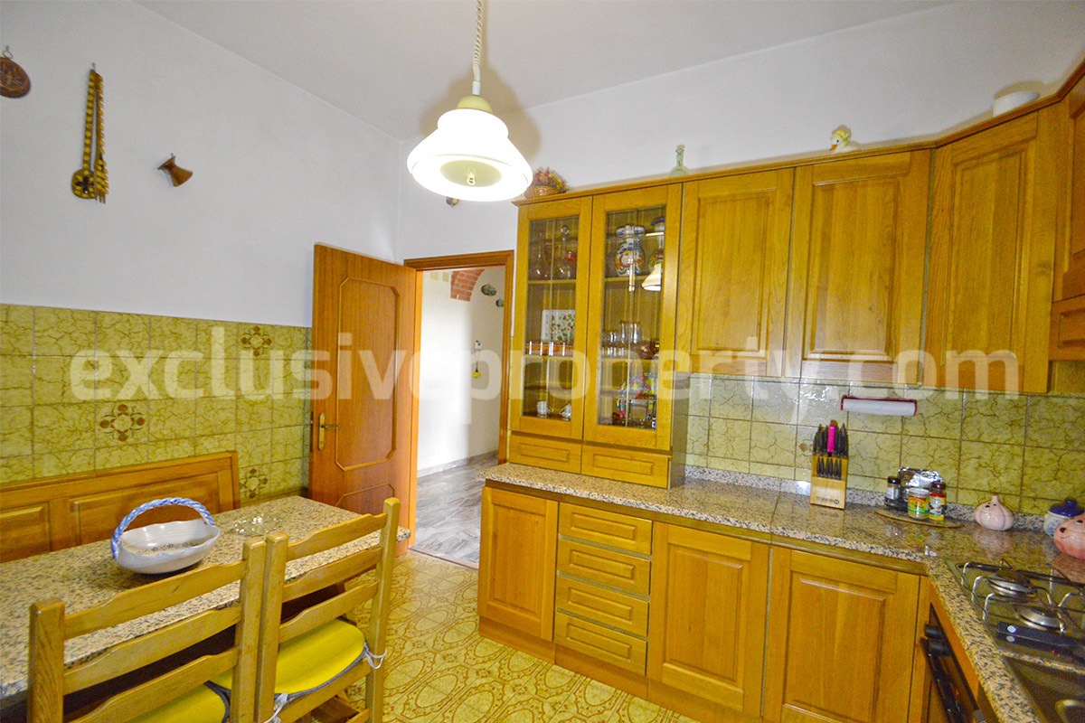 Large country house with land and garage for sale in the Abruzzo Region