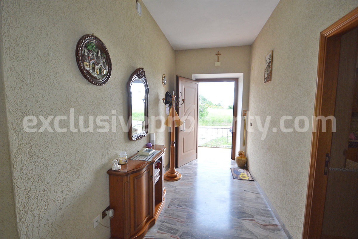 Large country house with land and garage for sale in the Abruzzo Region