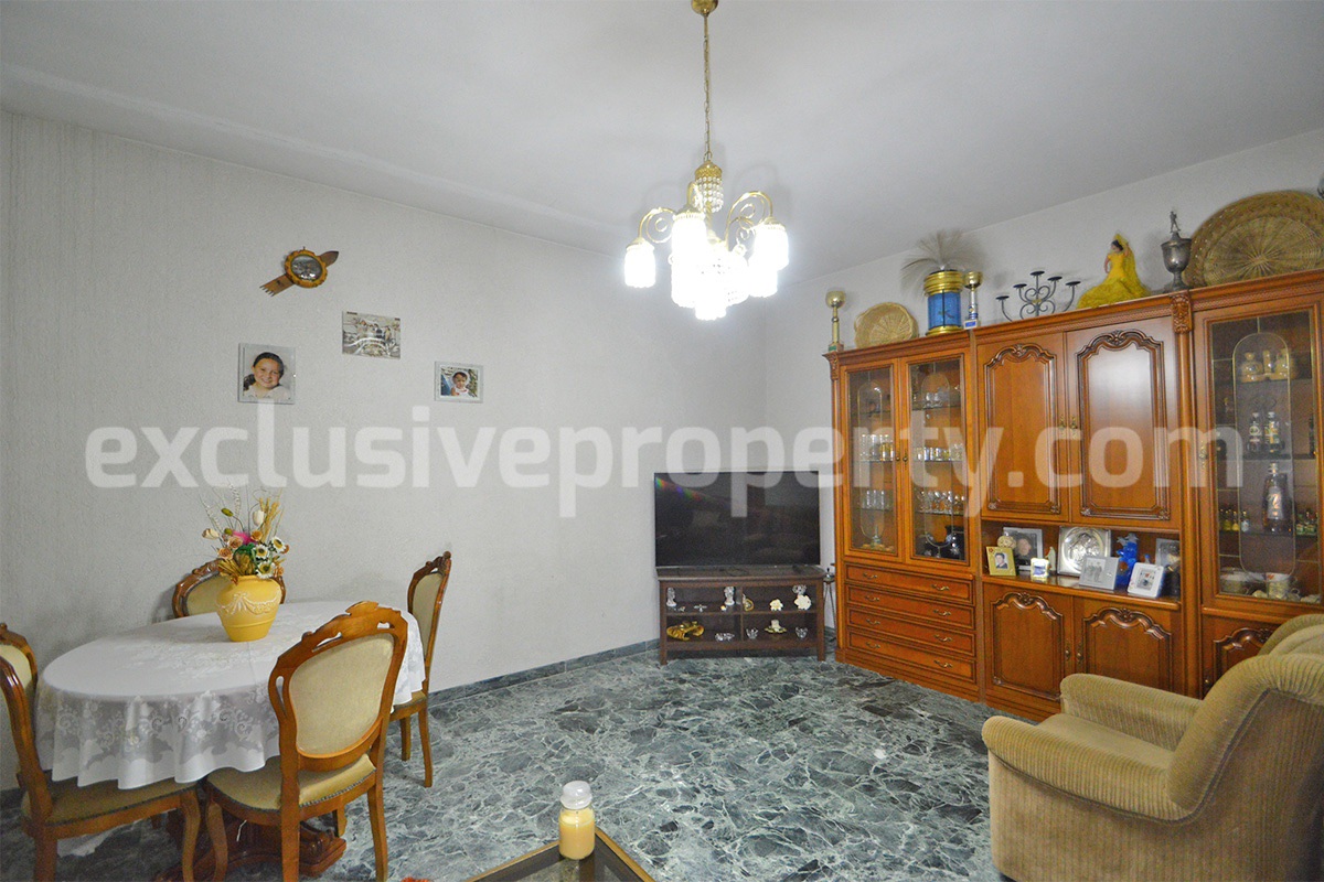 Large country house with land and garage for sale in the Abruzzo Region