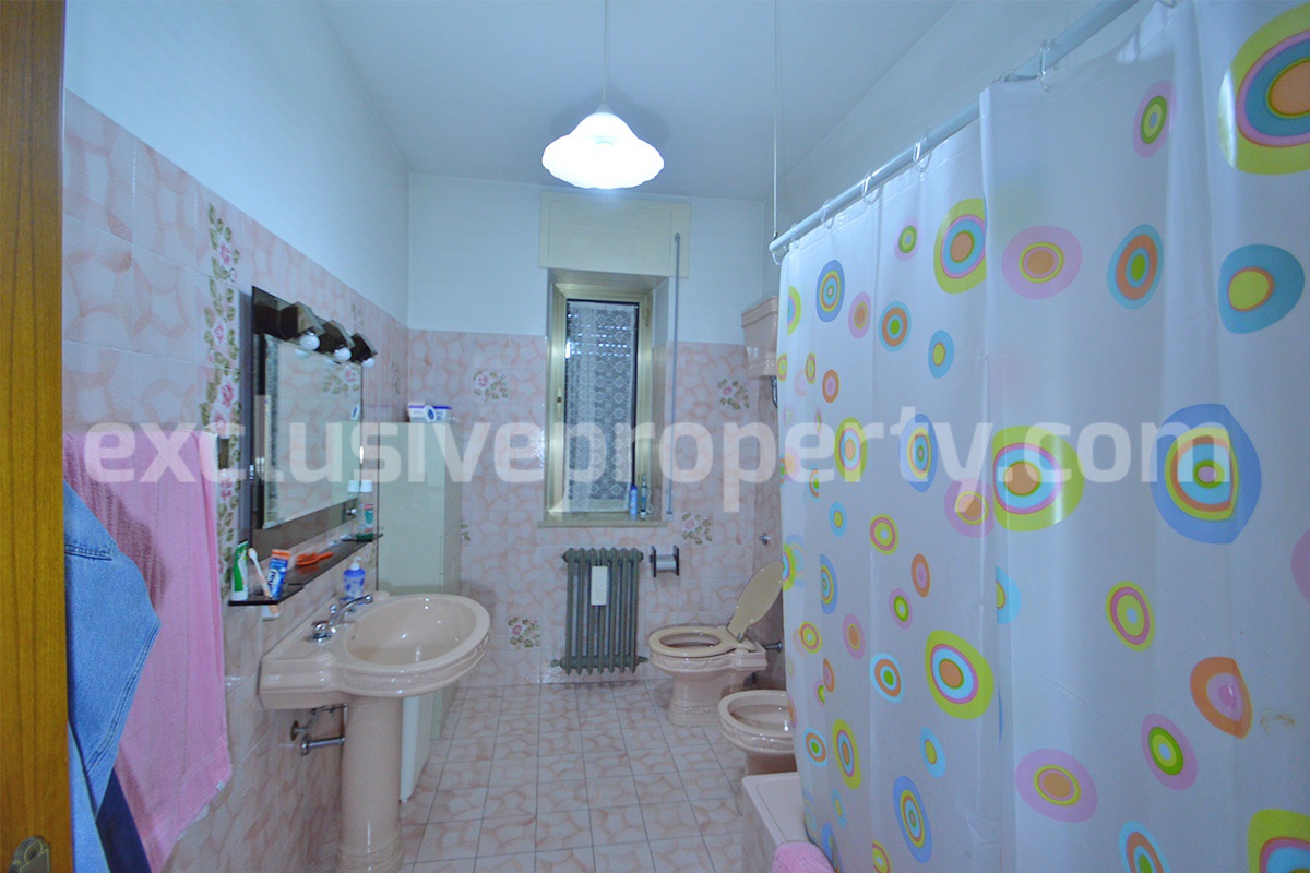 Large country house with land and garage for sale in the Abruzzo Region