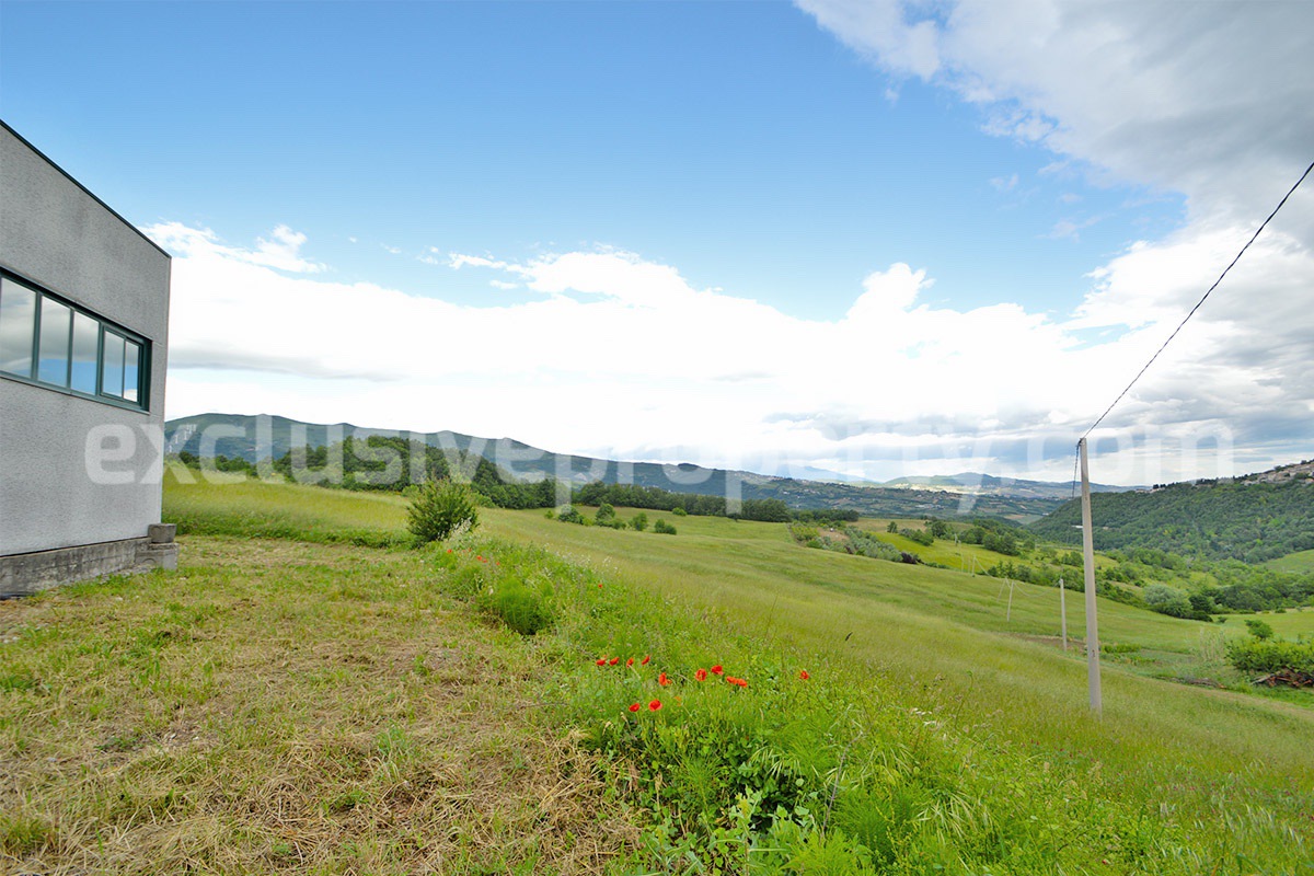 Large country house with land and garage for sale in the Abruzzo Region