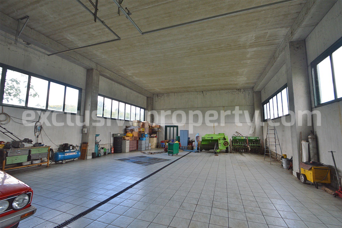 Large country house with land and garage for sale in the Abruzzo Region