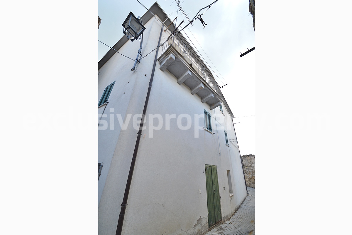 Large house with five bedrooms and balconies view hills ready to live in for sale in Abruzzo