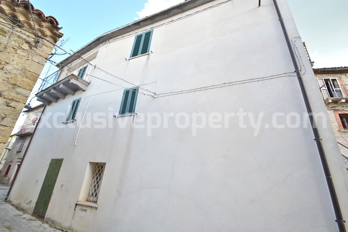 Large house with five bedrooms and balconies view hills ready to live in for sale in Abruzzo