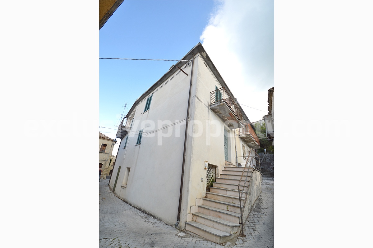 Large house with five bedrooms and balconies view hills ready to live in for sale in Abruzzo