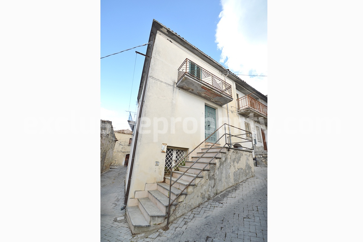 Large house with five bedrooms and balconies view hills ready to live in for sale in Abruzzo