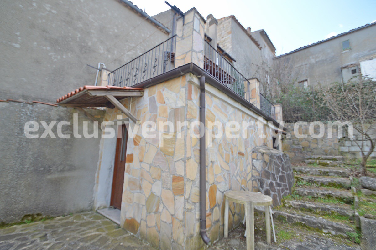 Spacious house with fenced garden and view of the Abruzzo hills