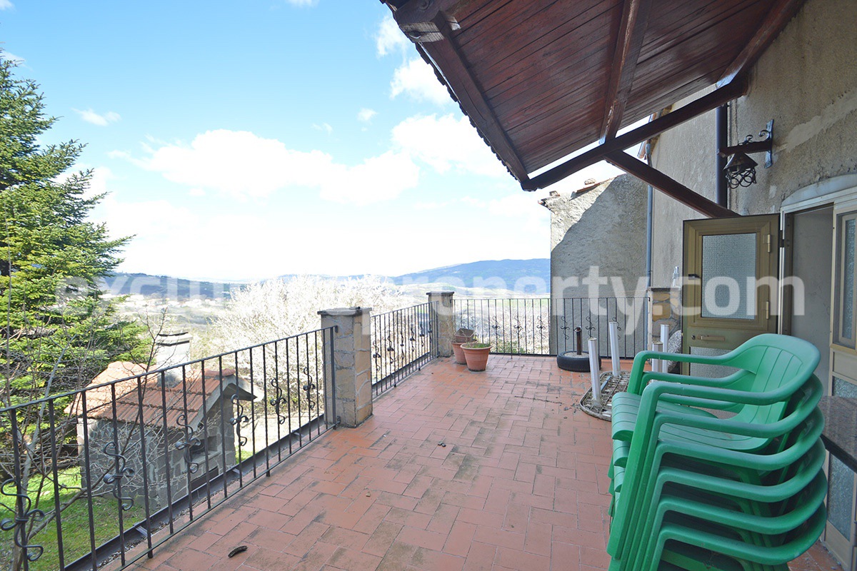 Spacious house with fenced garden and view of the Abruzzo hills 23