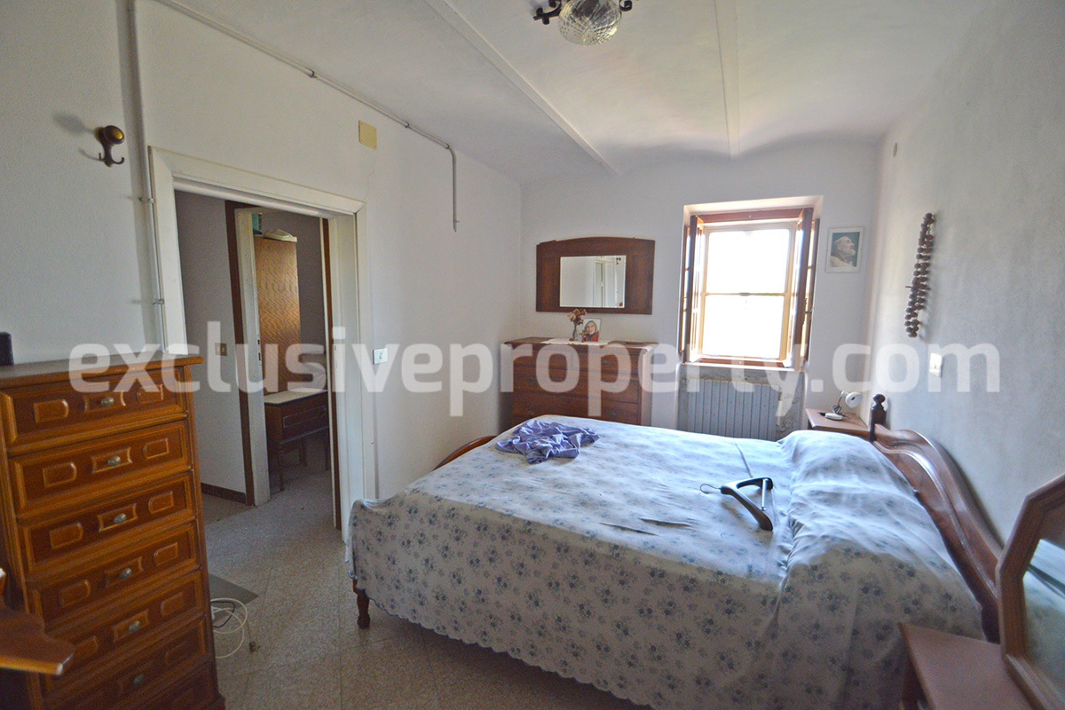 Spacious house with fenced garden and view of the Abruzzo hills