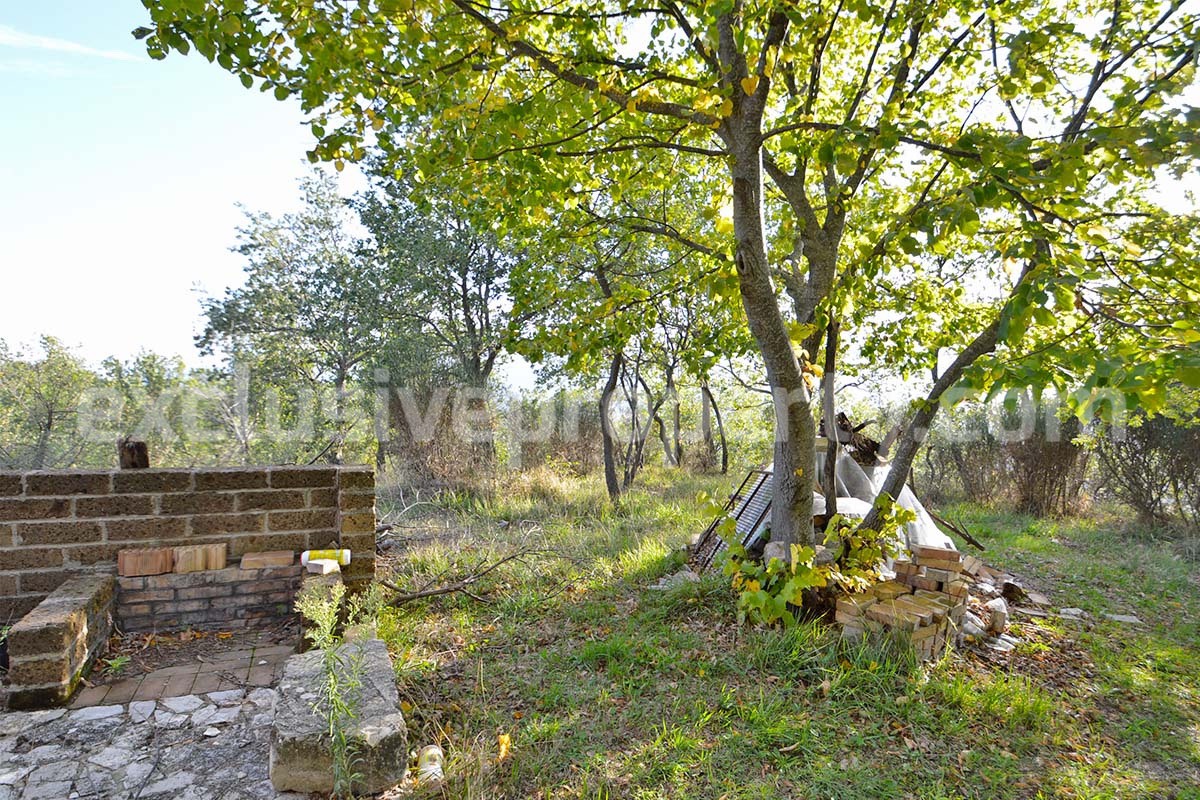 Stand alone stone house with land for sale in Abruzzo