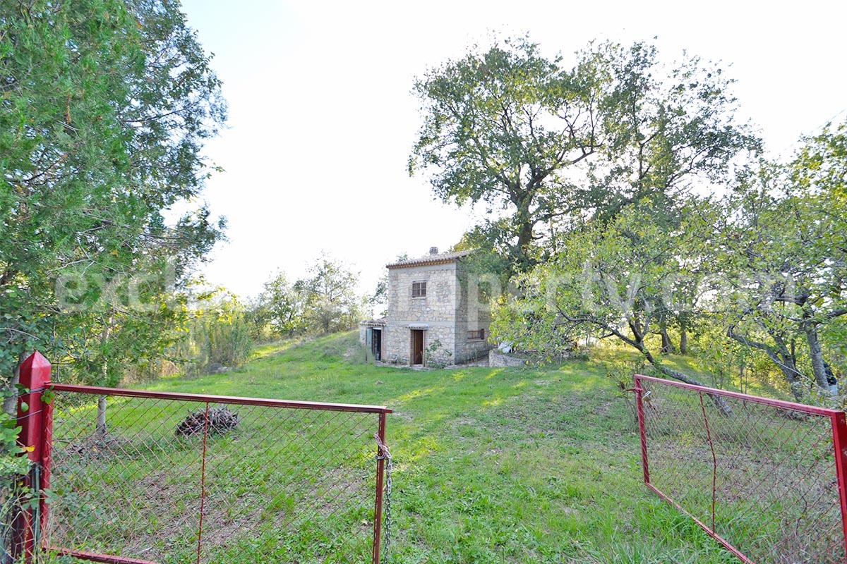 Stand alone stone house with land for sale in Abruzzo