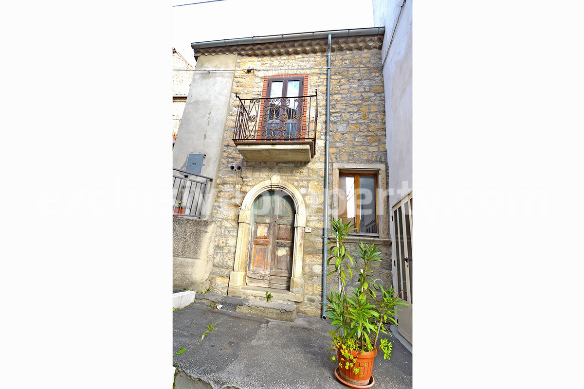 Partly renovated stone house a few km from the Capracotta ski resorts