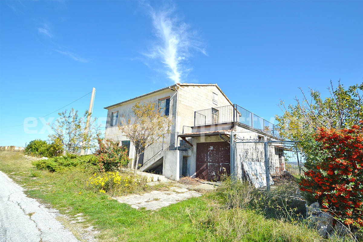 Italian Country house for Sale in Molise with large terrace - land and fantastic views