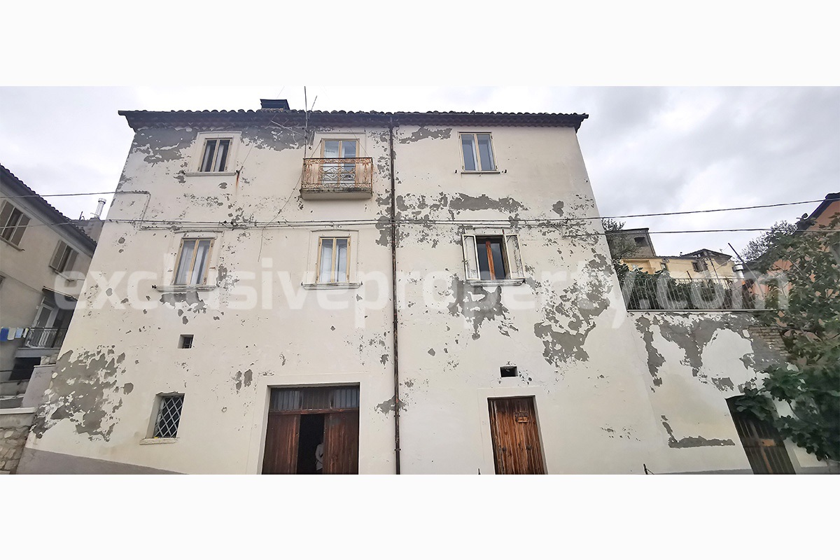 Perfect Condition Stone House with Garage - Land - Terrace  - Stunning Views for Sale in Carunchio