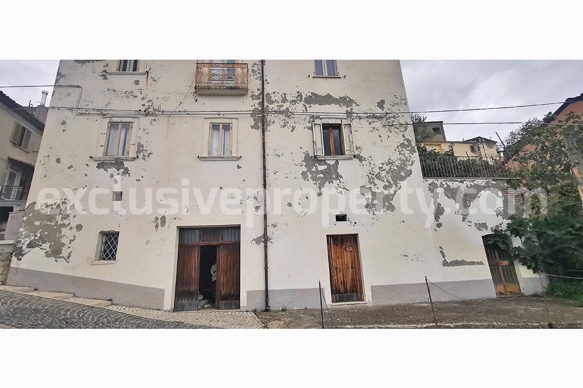 Perfect Condition Stone House with Garage - Land - Terrace  - Stunning Views for Sale in Carunchio