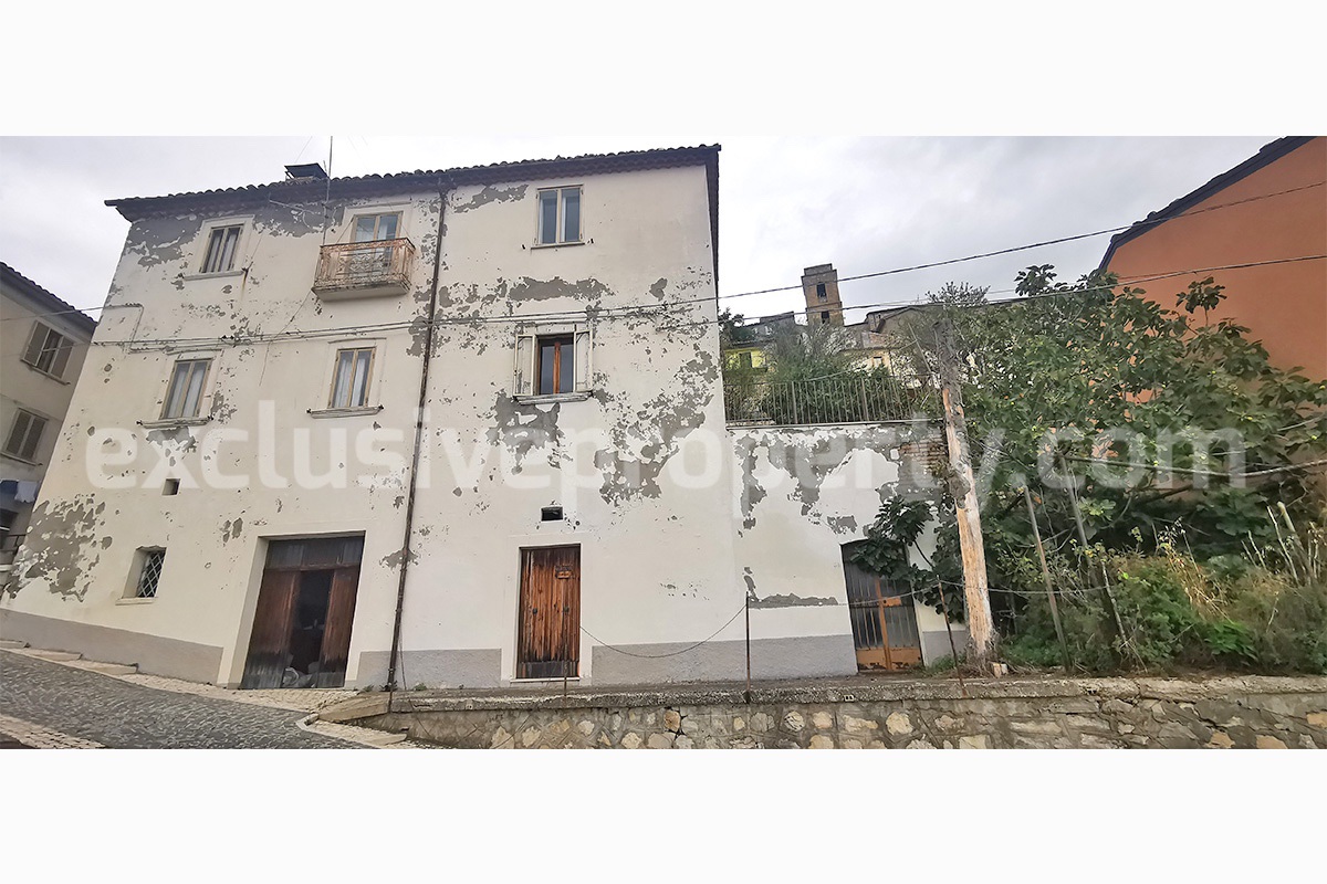 Perfect Condition Stone House with Garage - Land - Terrace  - Stunning Views for Sale in Carunchio