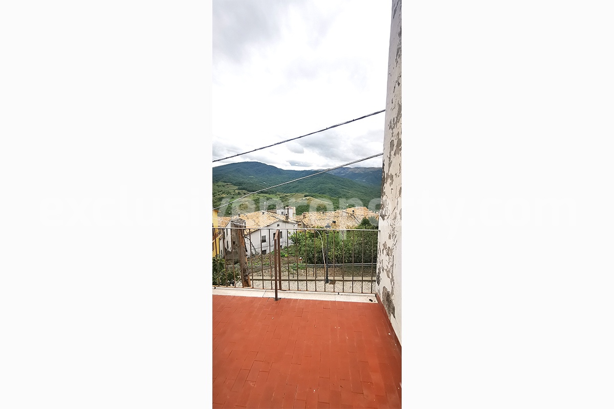 Perfect Condition Stone House with Garage - Land - Terrace  - Stunning Views for Sale in Carunchio