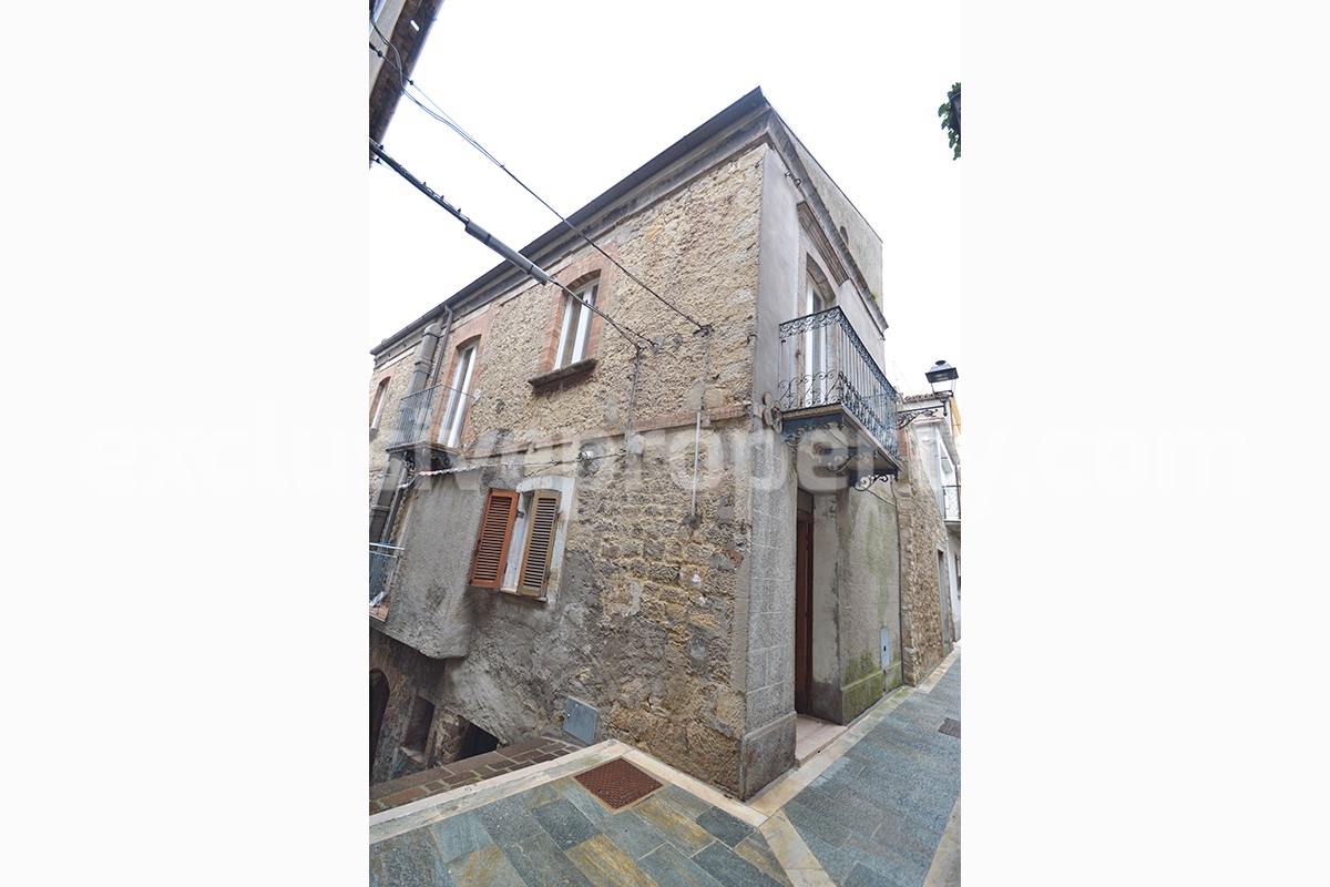 Renovated Town House with Vaulted Ceilings for Sale in the Historic Center of Tufillo - Abruzzo - Walking Distance to Amenities