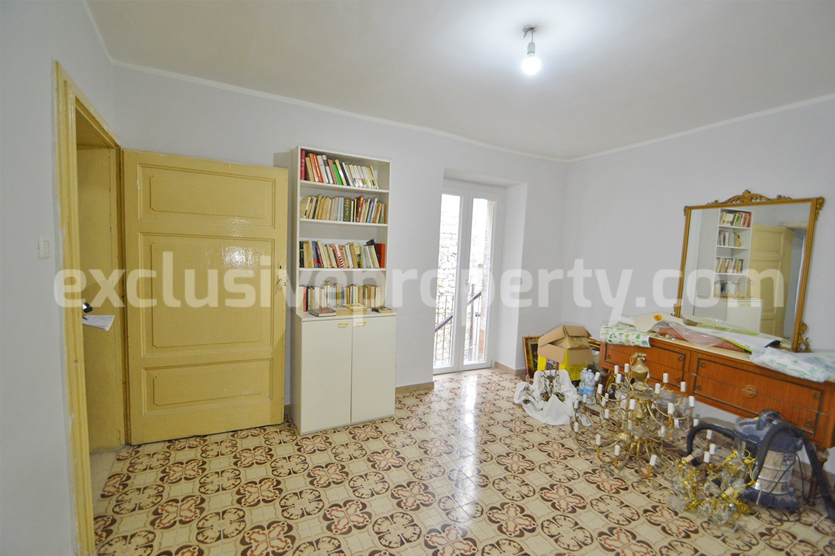 Renovated Town House with Vaulted Ceilings for Sale in the Historic Center of Tufillo - Abruzzo - Walking Distance to Amenities