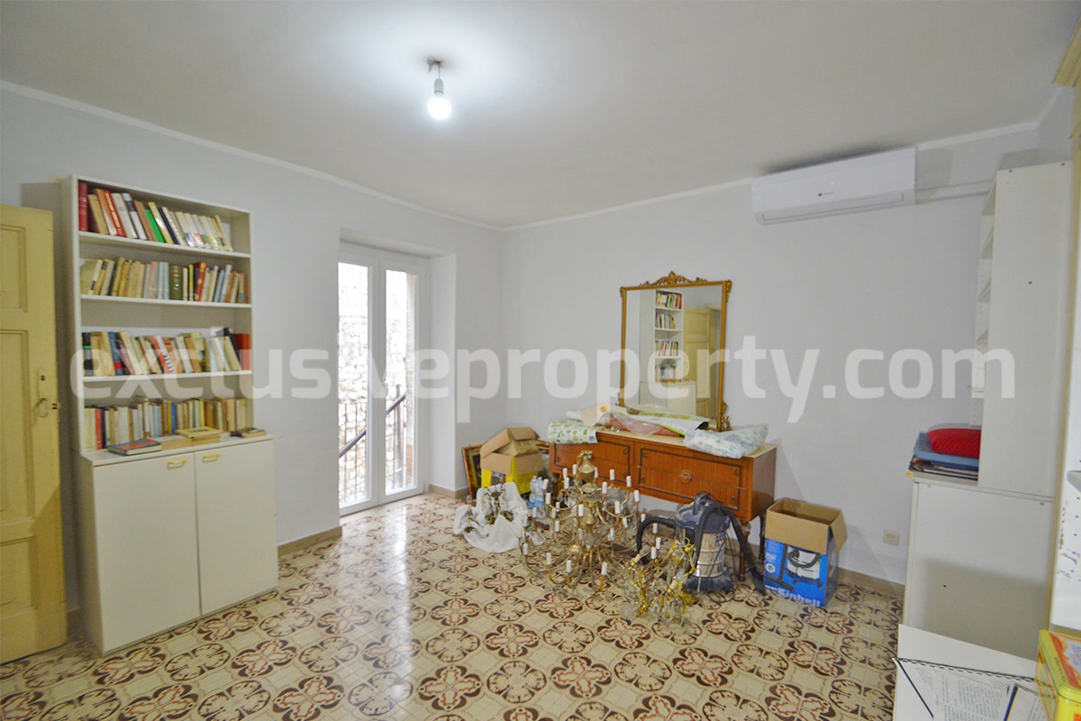 Renovated Town House with Vaulted Ceilings for Sale in the Historic Center of Tufillo - Abruzzo - Walking Distance to Amenities